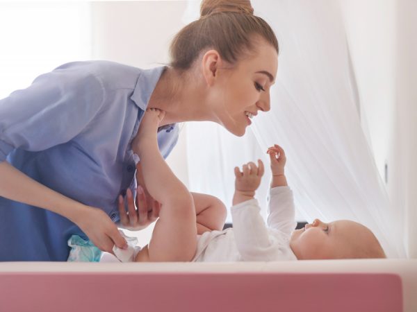 Troca de fraldas com praticidade: como escolher o móvel trocador ideal